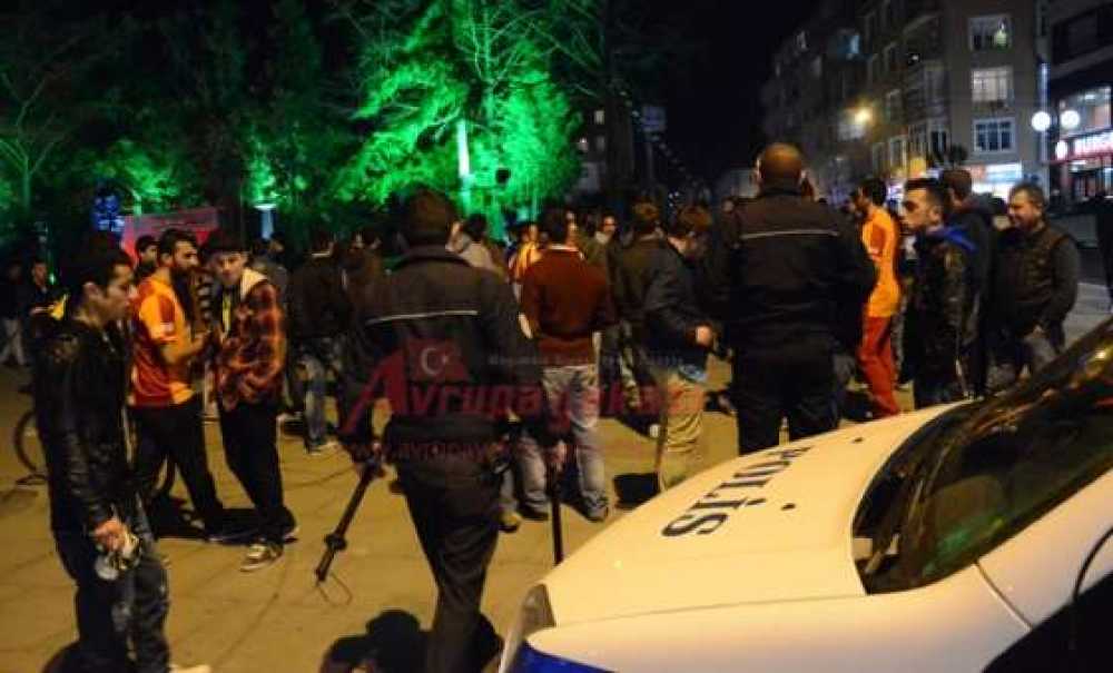 Galatasaraylılarla Fenerbahçeliler Karşı Karşıya Geldi