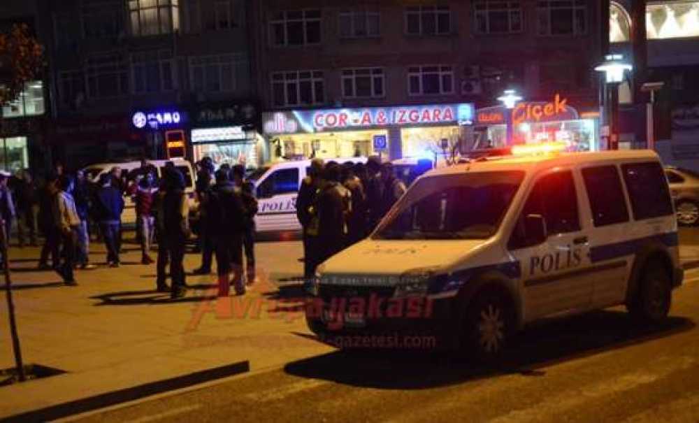 Galatasaraylılarla Fenerbahçeliler Karşı Karşıya Geldi