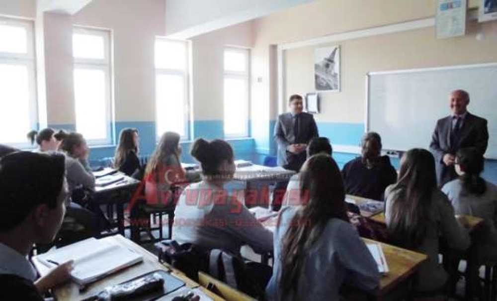 Kaymakam Kızıltoprak Öğrencilere Tablet Bilgisayar Dağıttı