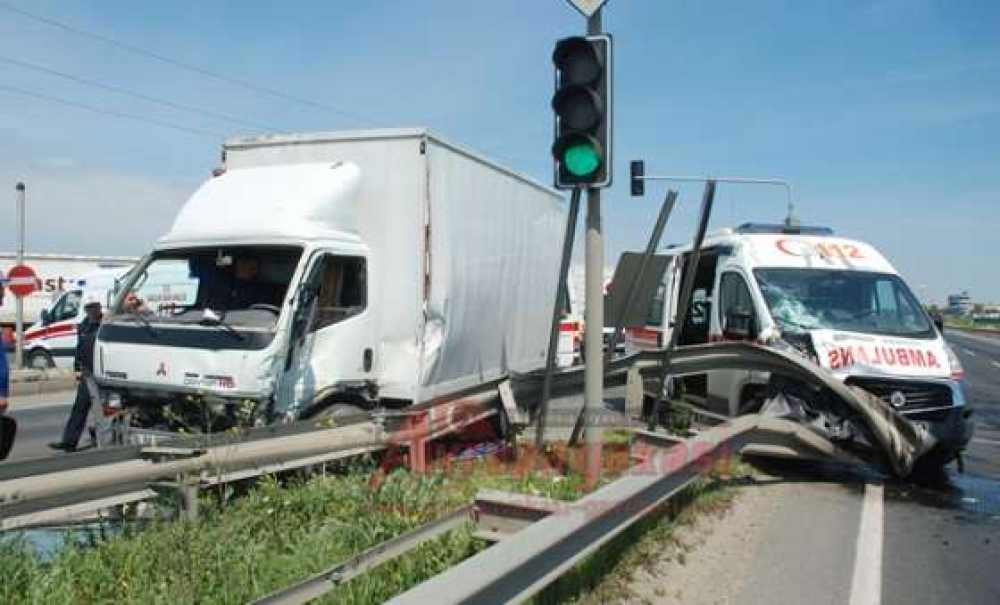Hasta Taşıyan Ambulans Kamyonla Çarpıştı 2 Yaralı