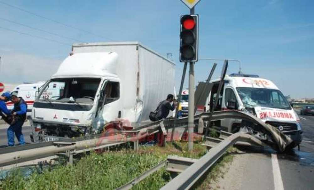 Hasta Taşıyan Ambulans Kamyonla Çarpıştı 2 Yaralı