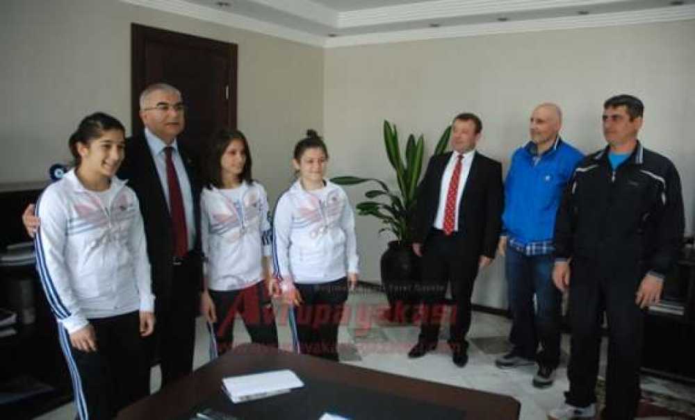Şampiyon Güreşçilerden Başkan Baysan`a Ziyaret