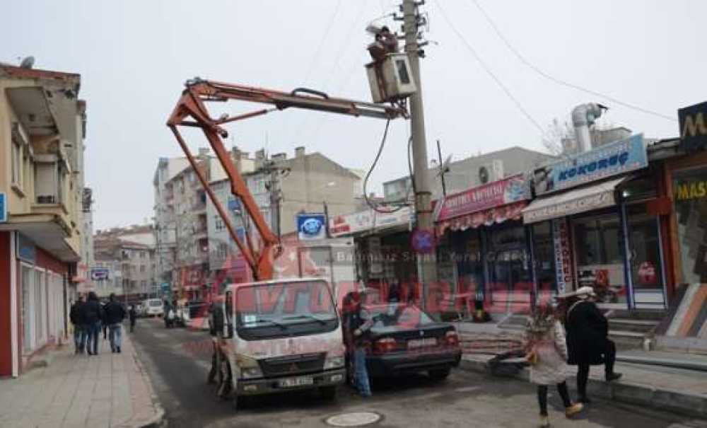 Direkler Sökülüyor Elektrik Yeraltına Veriliyor