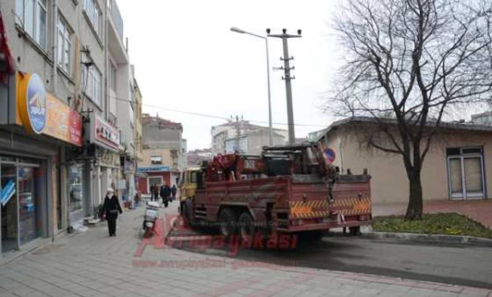 Direkler Sökülüyor Elektrik Yeraltına Veriliyor