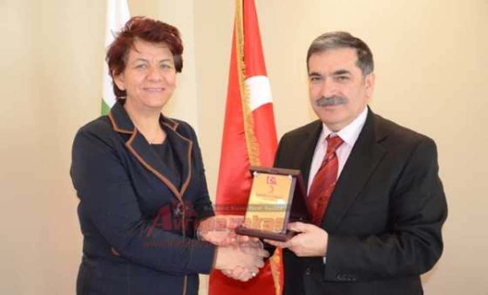 Kızılay'dan İşadamı Celal Öğücü'ye Teşekkür Plaketi