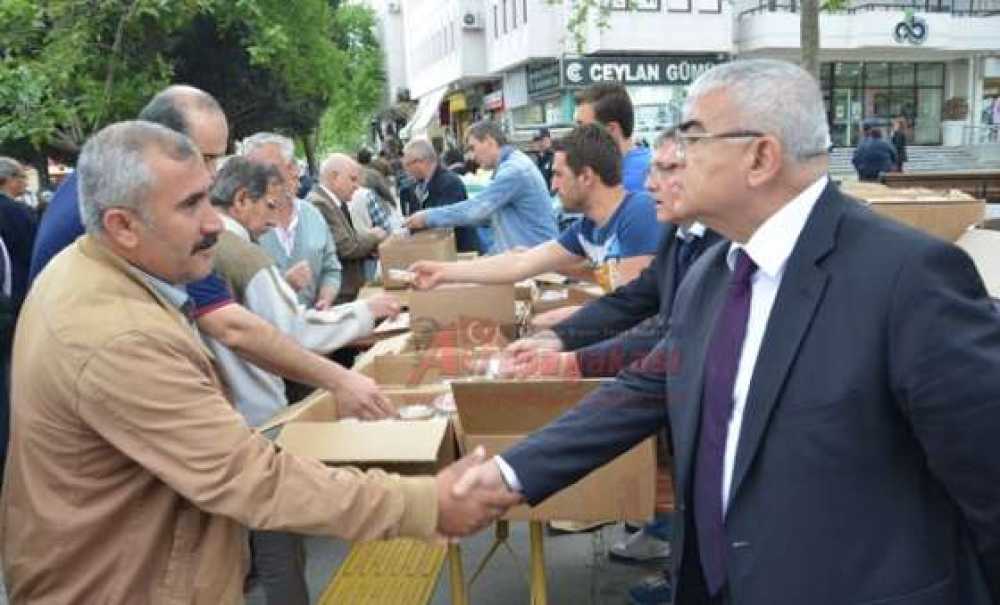 Başkan Baysan Kayınbiraderi İçin Helva Dağıttı
