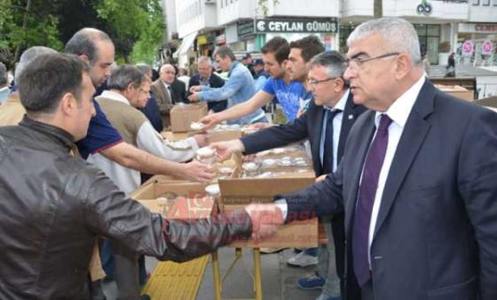 Başkan Baysan Kayınbiraderi İçin Helva Dağıttı