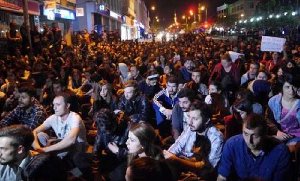 Edirne'deki Yürüyüşte Bayrak Krizi