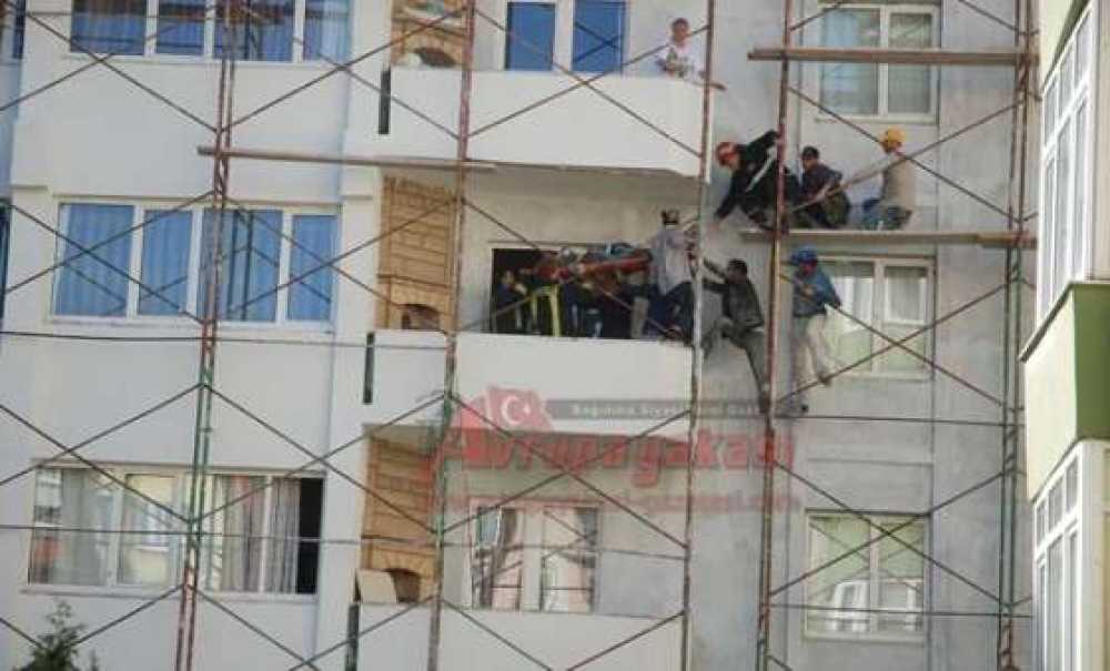 İskelede Mahsur Kalan İşçiyi İtfaiye Kurtardı