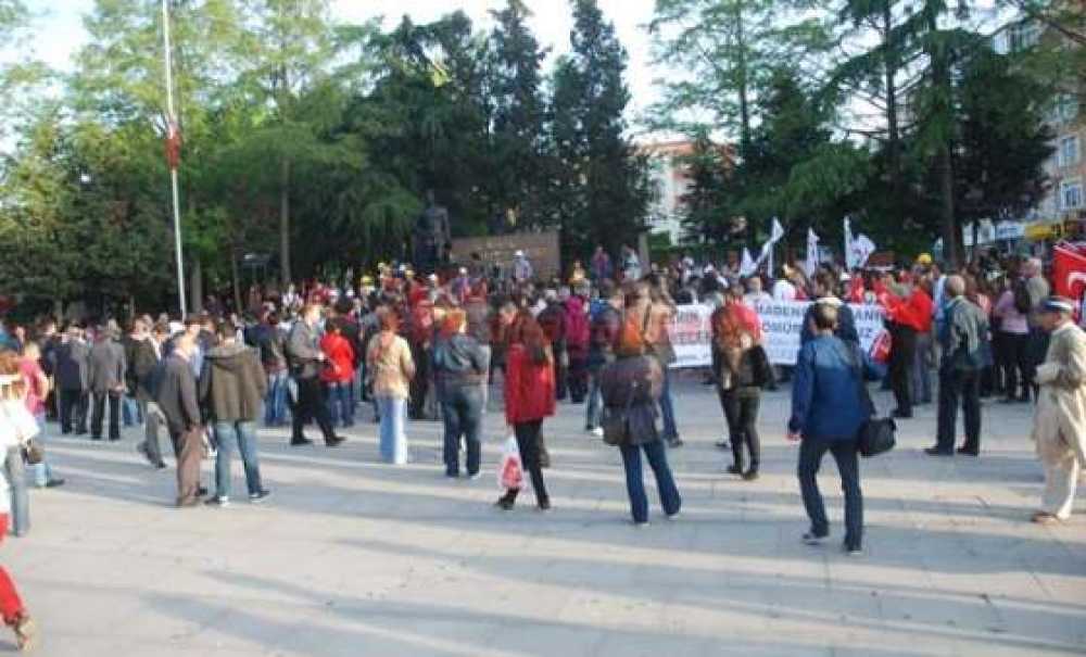 Çorlu Soma`nın Yasını Tutuyor