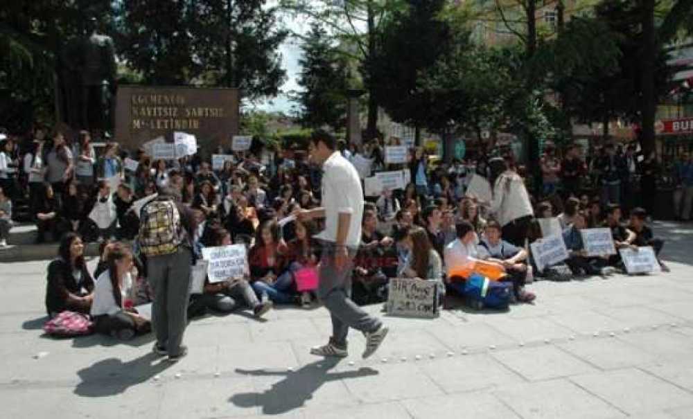 Çorlulu Öğrencilerden Soma Madencileri İçin Oturma Eylemi