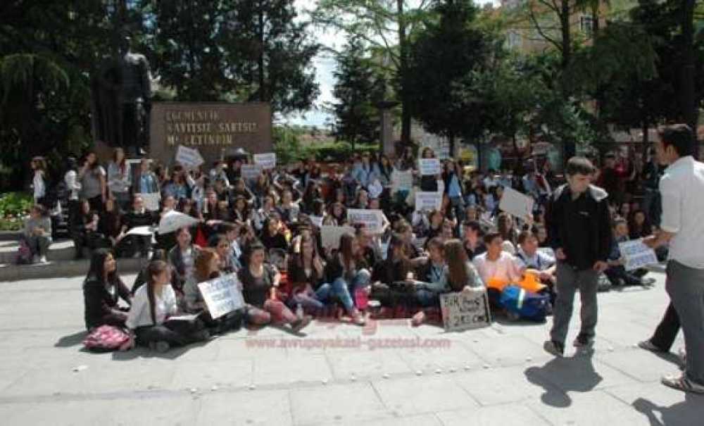 Çorlulu Öğrencilerden Soma Madencileri İçin Oturma Eylemi