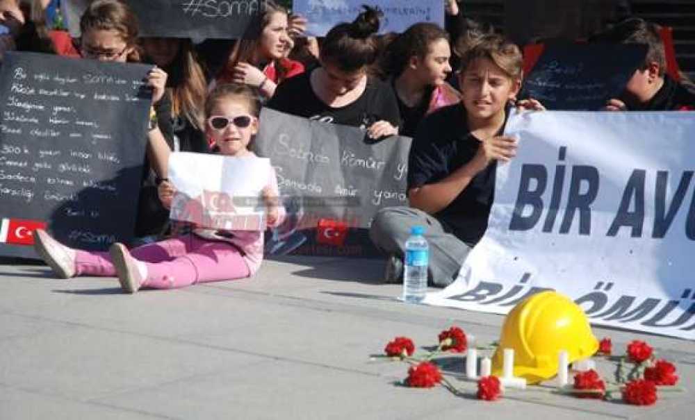 Öğrencilerden Soma İçin Oturma Eylemi