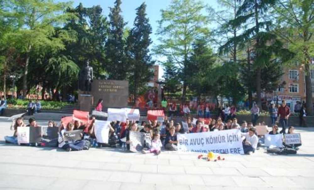 Öğrencilerden Soma İçin Oturma Eylemi