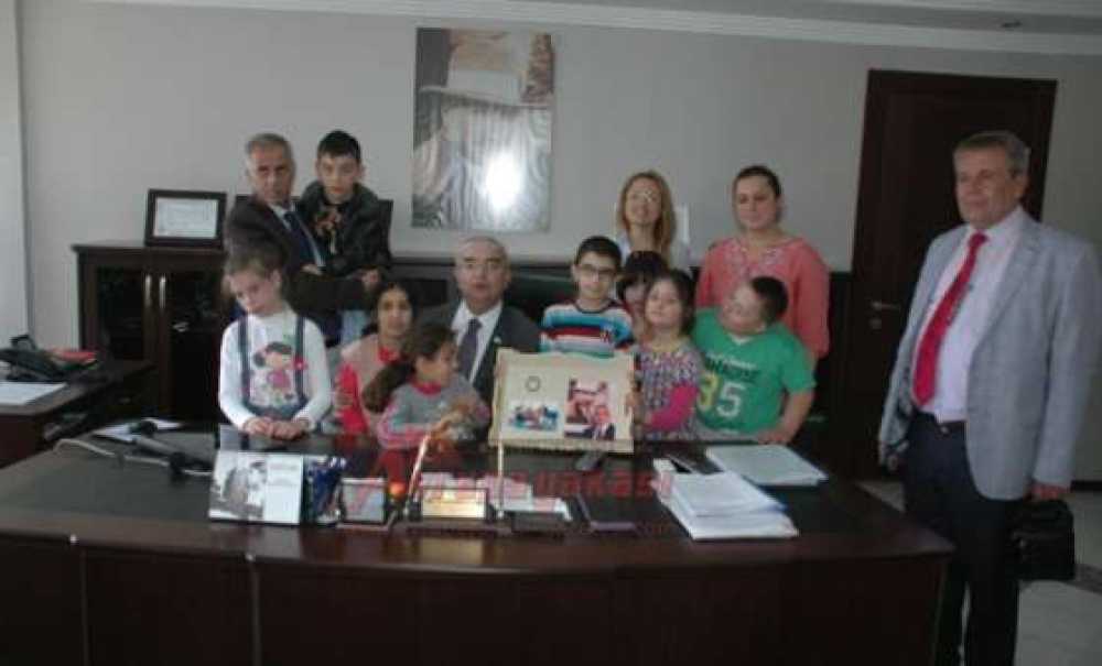 Özel Öğrencilerden Başkan Baysan`a Özel Hediye