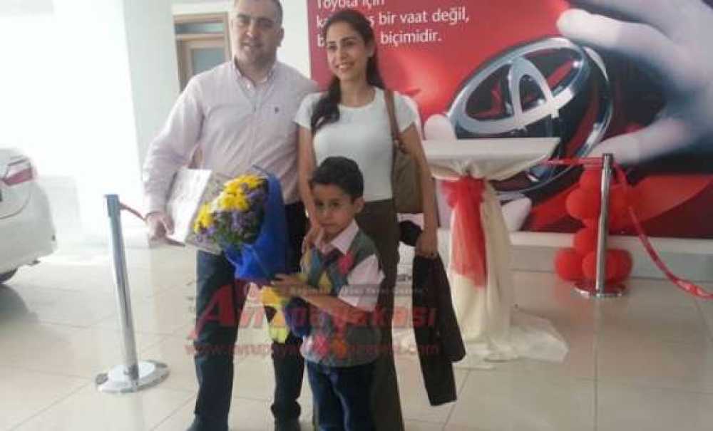 Toyota'nın Resim Yarışması Birincisi Çorlu'dan Tuna Turan Ödülünü Aldı