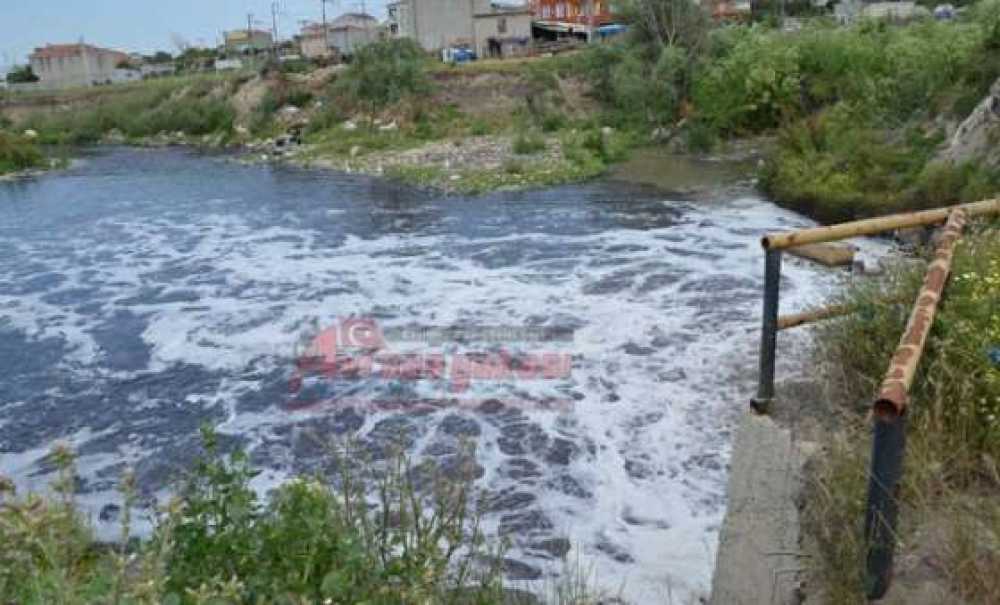 Dere Siyah Akmaya Devam Ediyor