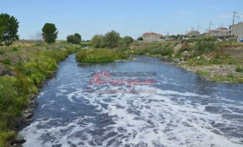 Dere Siyah Akmaya Devam Ediyor