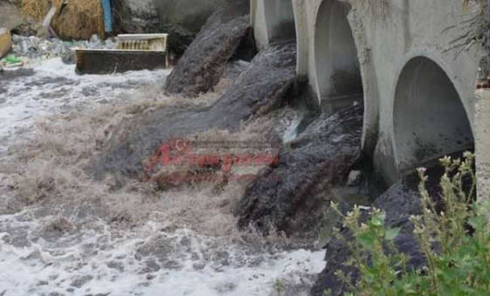 Dere Siyah Akmaya Devam Ediyor