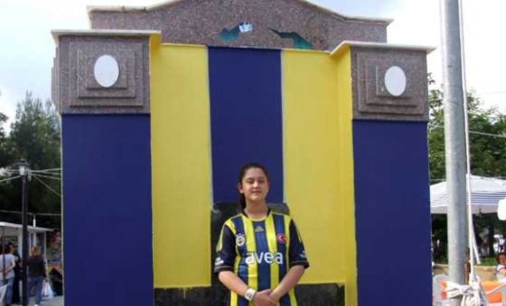 Şarköy'de Taraftar Çeşmesi Sarı Lacivert Renklere Boyandı