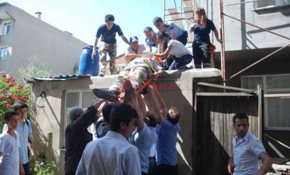 İskeleden Düşen Mantolama İşçisi Yaralandı