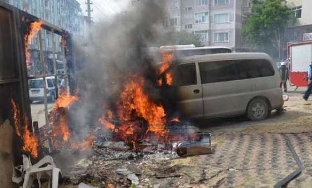 Kamyonet Alev Alev Yandı
