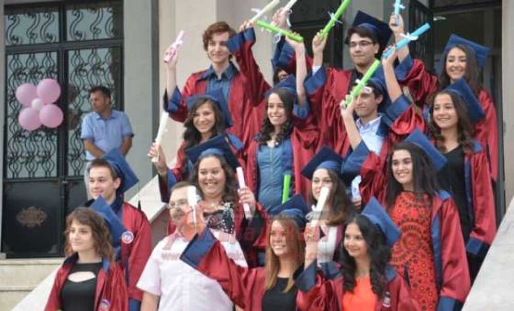 274 Öğrenci Diploma Aldı