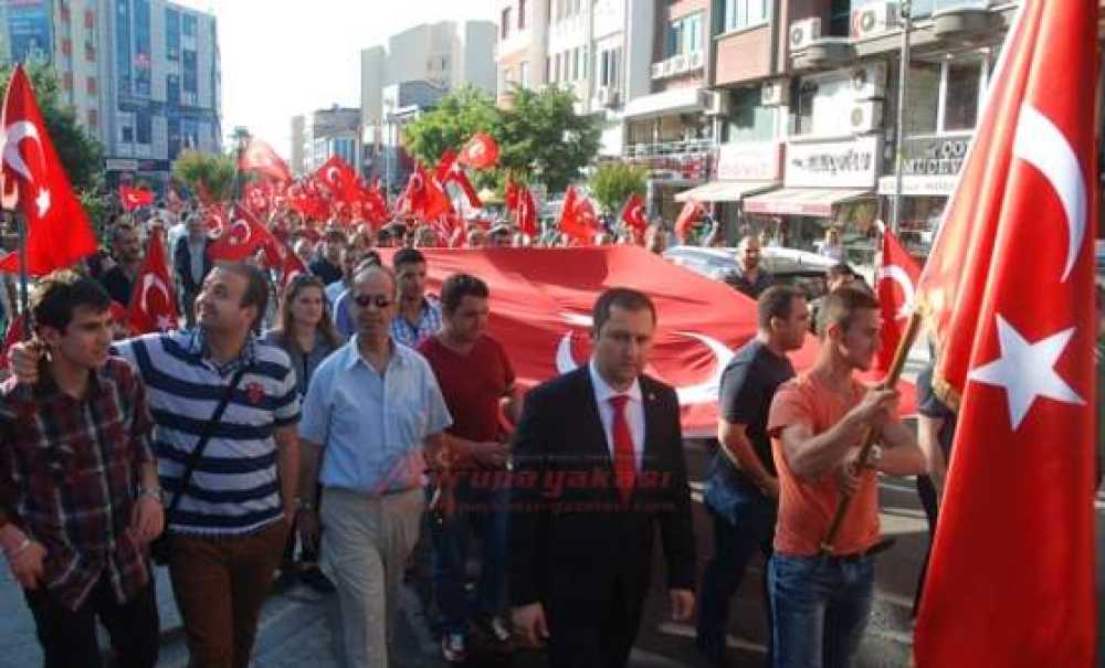 Çorlu`da Bayrağa Saygı Yürüyüşü