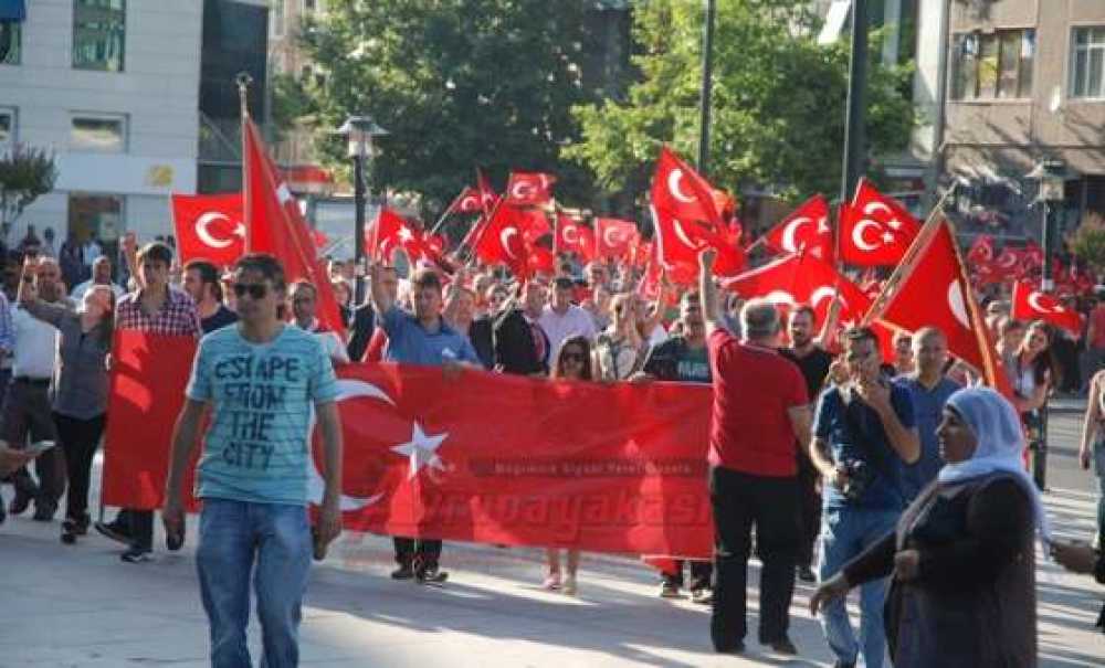 Çorlu`da Bayrağa Saygı Yürüyüşü