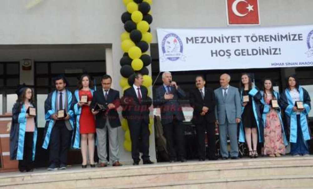 Yüksel Ailesinin Mezuniyet Sevinci