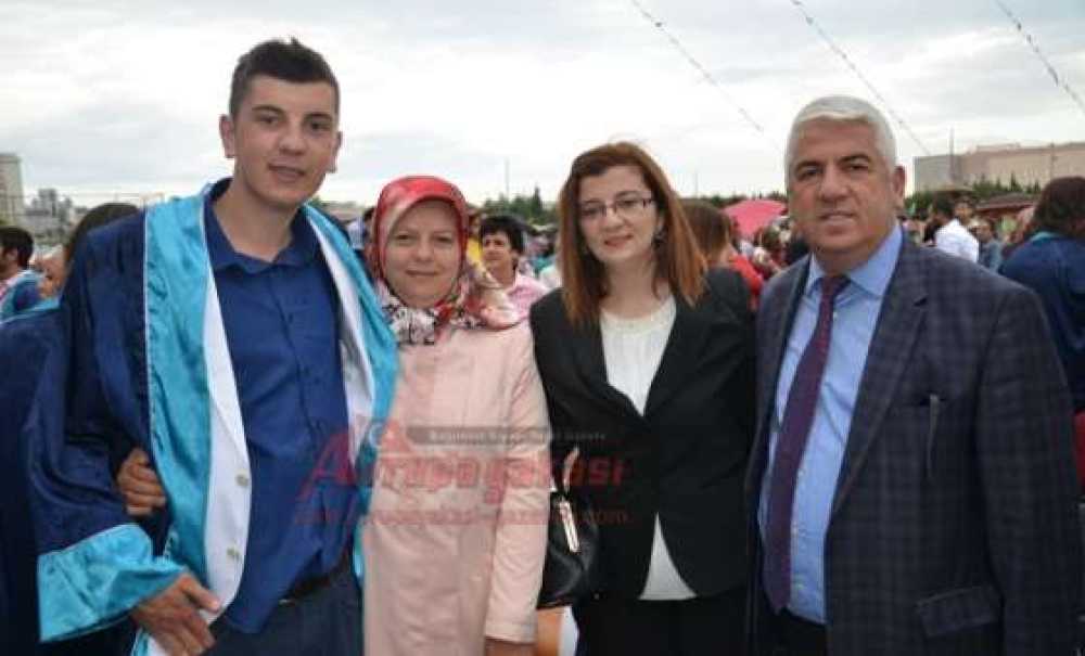 Yüksel Ailesinin Mezuniyet Sevinci
