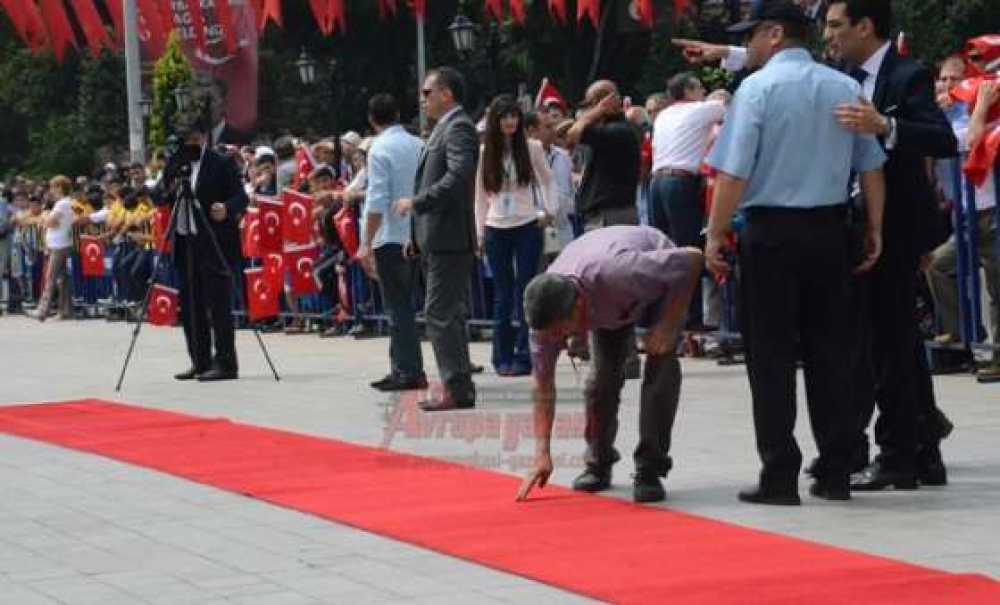 Kırmızı Halı Hassasiyeti