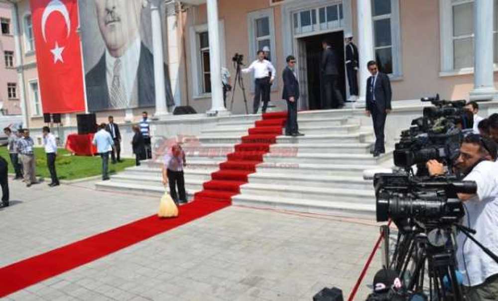 Kırmızı Halı Hassasiyeti