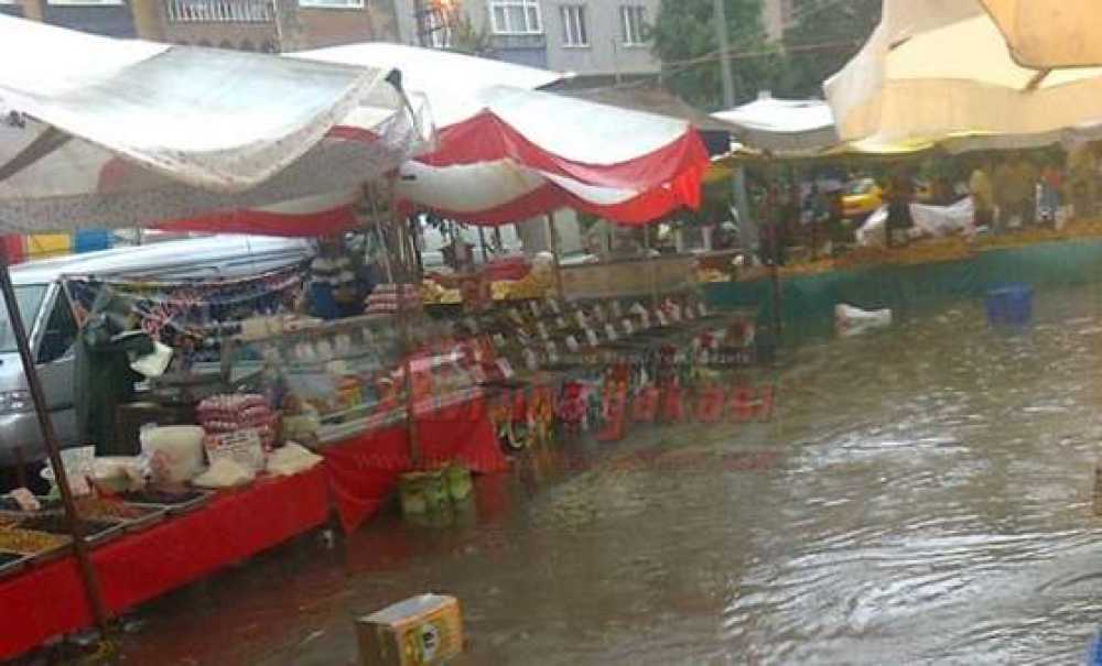 Perşembe Pazarını Sel Vurdu