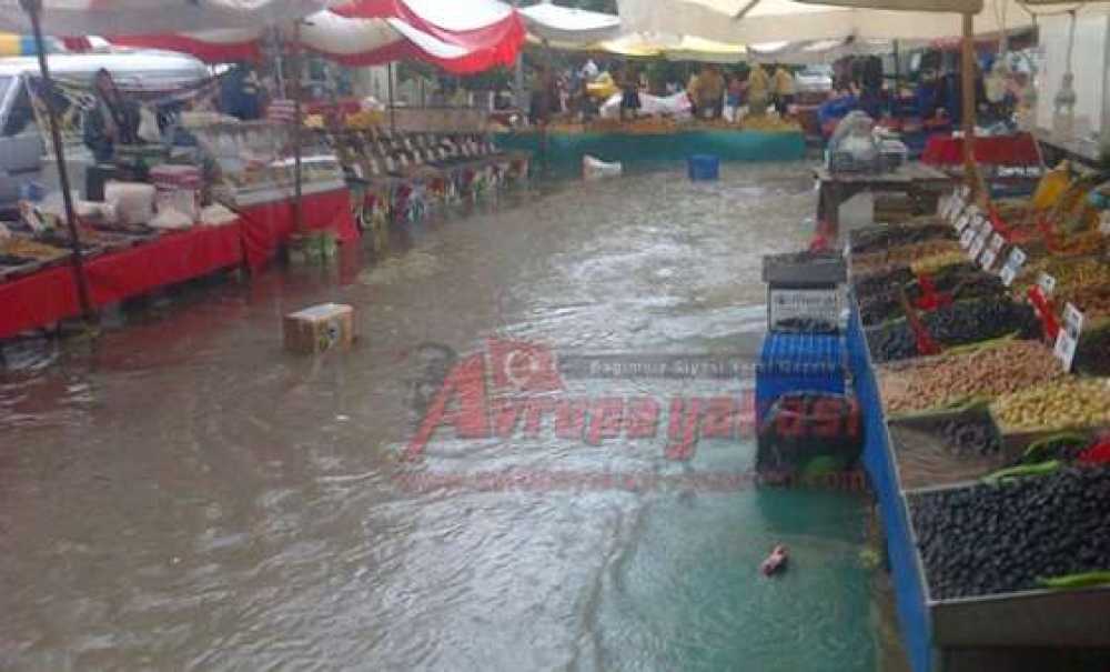 Perşembe Pazarını Sel Vurdu