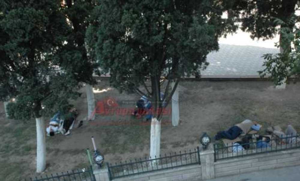 Sıcaktan Bunalanlar Cami Avlusunda Serinliyor