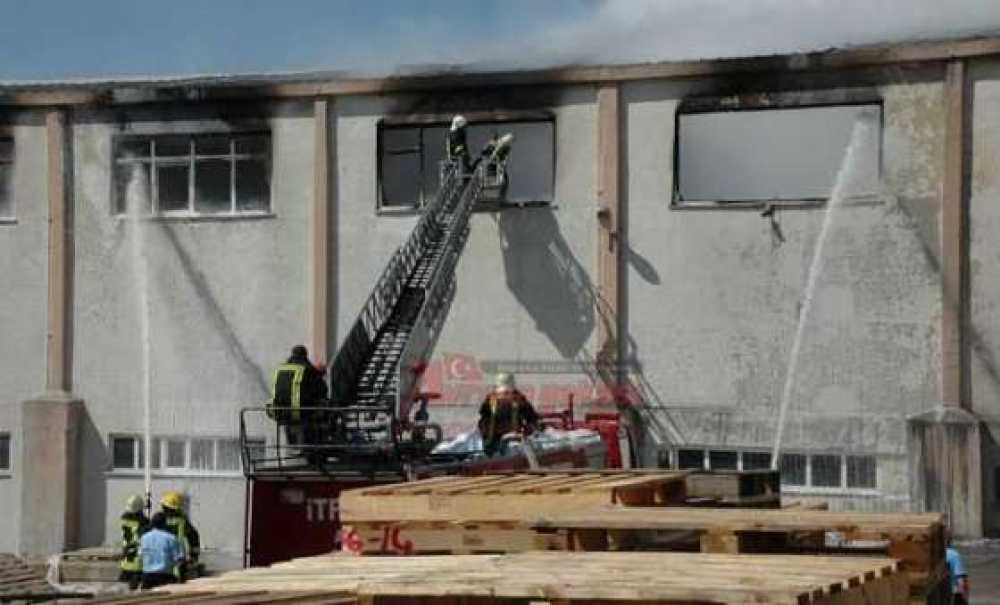 Yangın Karayolunu Ulaşıma Kapattı