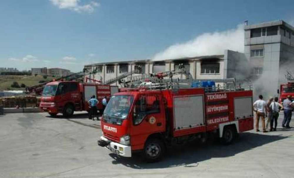 Yangın Karayolunu Ulaşıma Kapattı