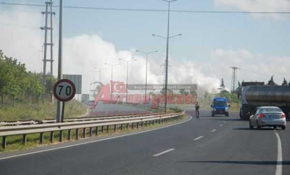 Yangın Karayolunu Ulaşıma Kapattı