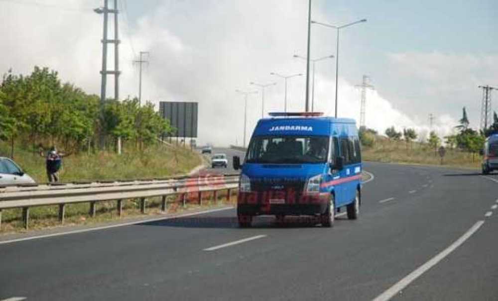 Yangın Karayolunu Ulaşıma Kapattı