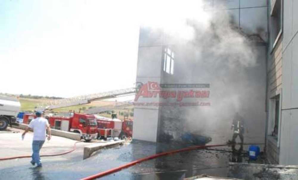 Yangın Karayolunu Ulaşıma Kapattı