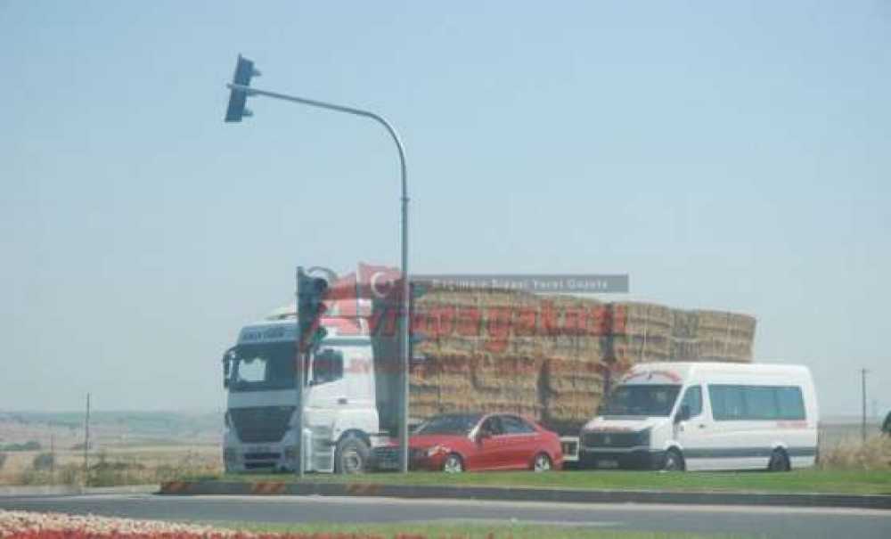 Saman Yüklü Tir Ve Kamyonlar Kazalara Davetiye Çıkartıyor