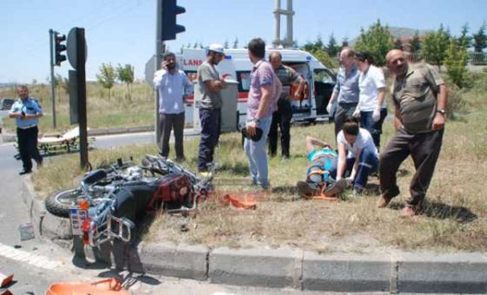 Tir Ile Motosiklet Çarpıştı 1 Yaralı