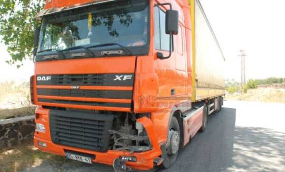 Tir Ile Motosiklet Çarpıştı 1 Yaralı