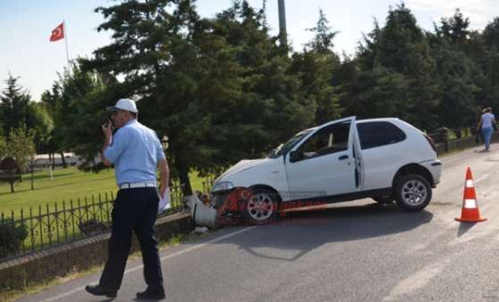 Şehitlik Duvarına Çarptı: 1 Yaralı
