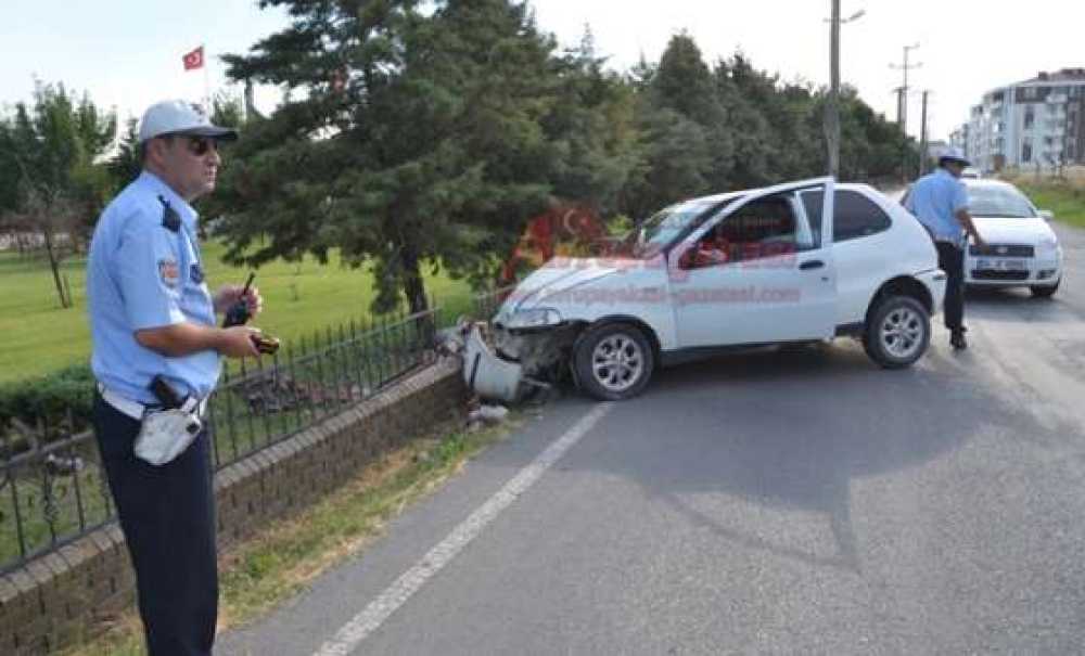 Şehitlik Duvarına Çarptı: 1 Yaralı