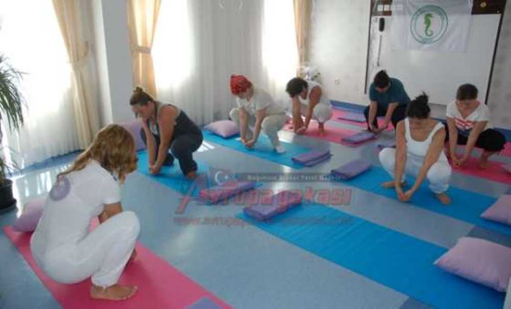 Anne Adayları Doğum Koçu Eşlinde Yoga Yapıyor