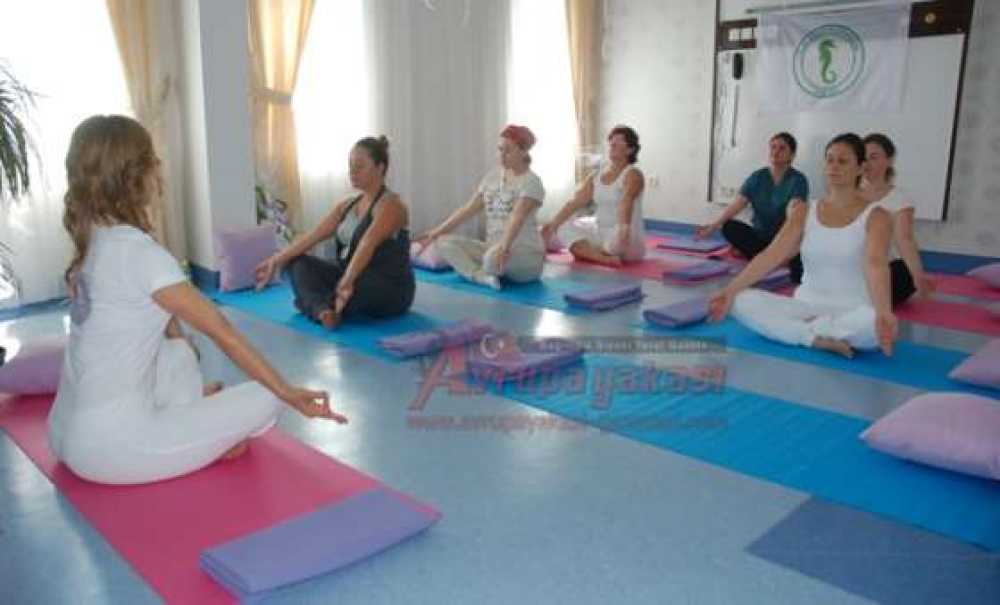 Anne Adayları Doğum Koçu Eşlinde Yoga Yapıyor