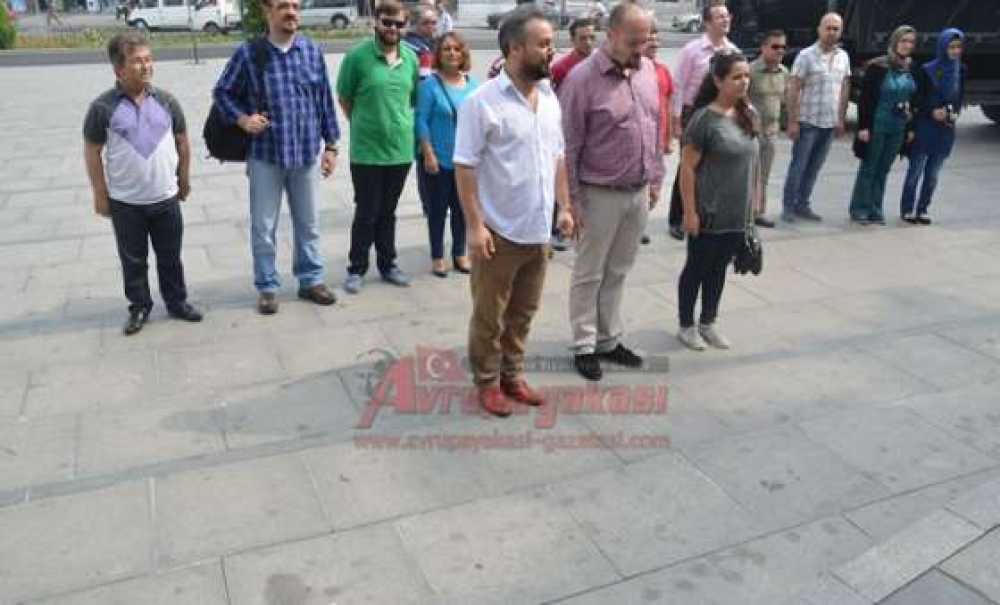 Çorlu Gazeteciler Derneği'nden Atatürk Anıtına Çelenk