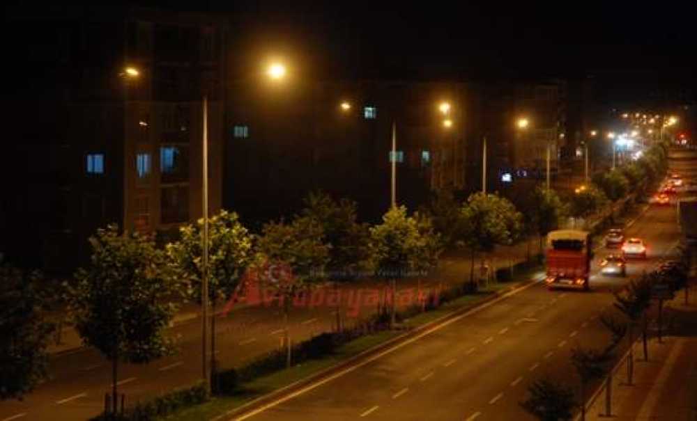 Bülent Ecevit Bulvarı`nın Yol Aydınlatmaları Tamamlandı